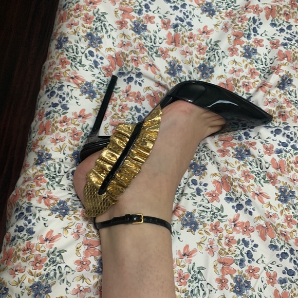 Saint Laurent patent leather high heel evening shoe with gold ribbon - Picture 7 of 10